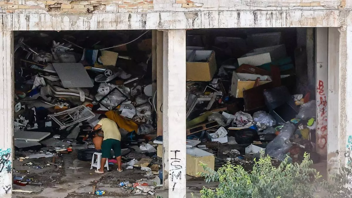 La (mala) vida entre basuras en la calle Picayo de València: un corte de pelo a un niño en la inmundicia