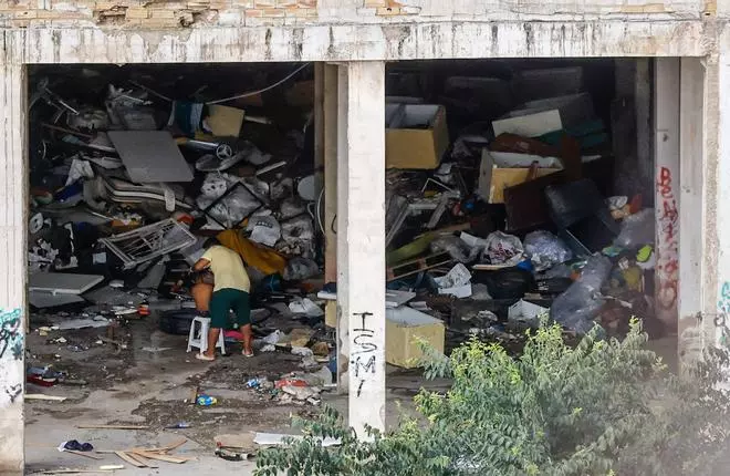 La (mala) vida sigue entre basuras en la calle Picayo de València: un corte de pelo en la inmundicia
