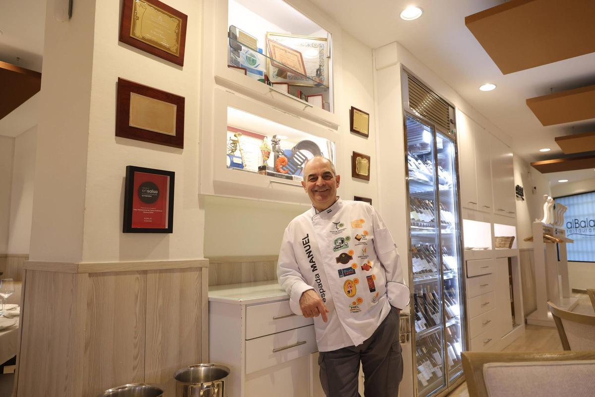 El cacereño Manuel Espada, copropietario del restaurante Albalat, se despide después de toda una vida entre fogones