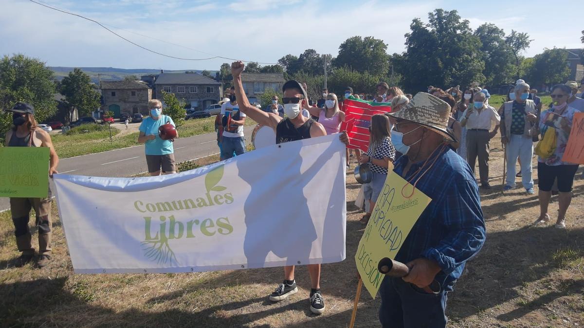 Cacerolada en Barrio de Lomba contra la fotovoltaica de Cobreros.