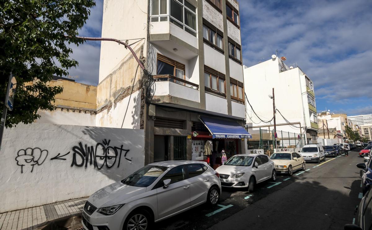 Solares y obras en la calle Matías Padrón.