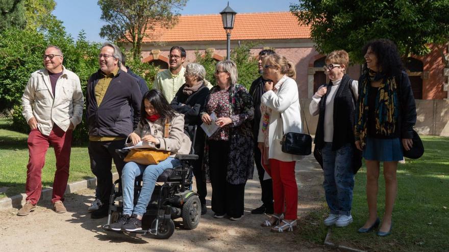 Miembros de la candidatura de Izquierda Unida, frente al futuro Museo Pedagógico.