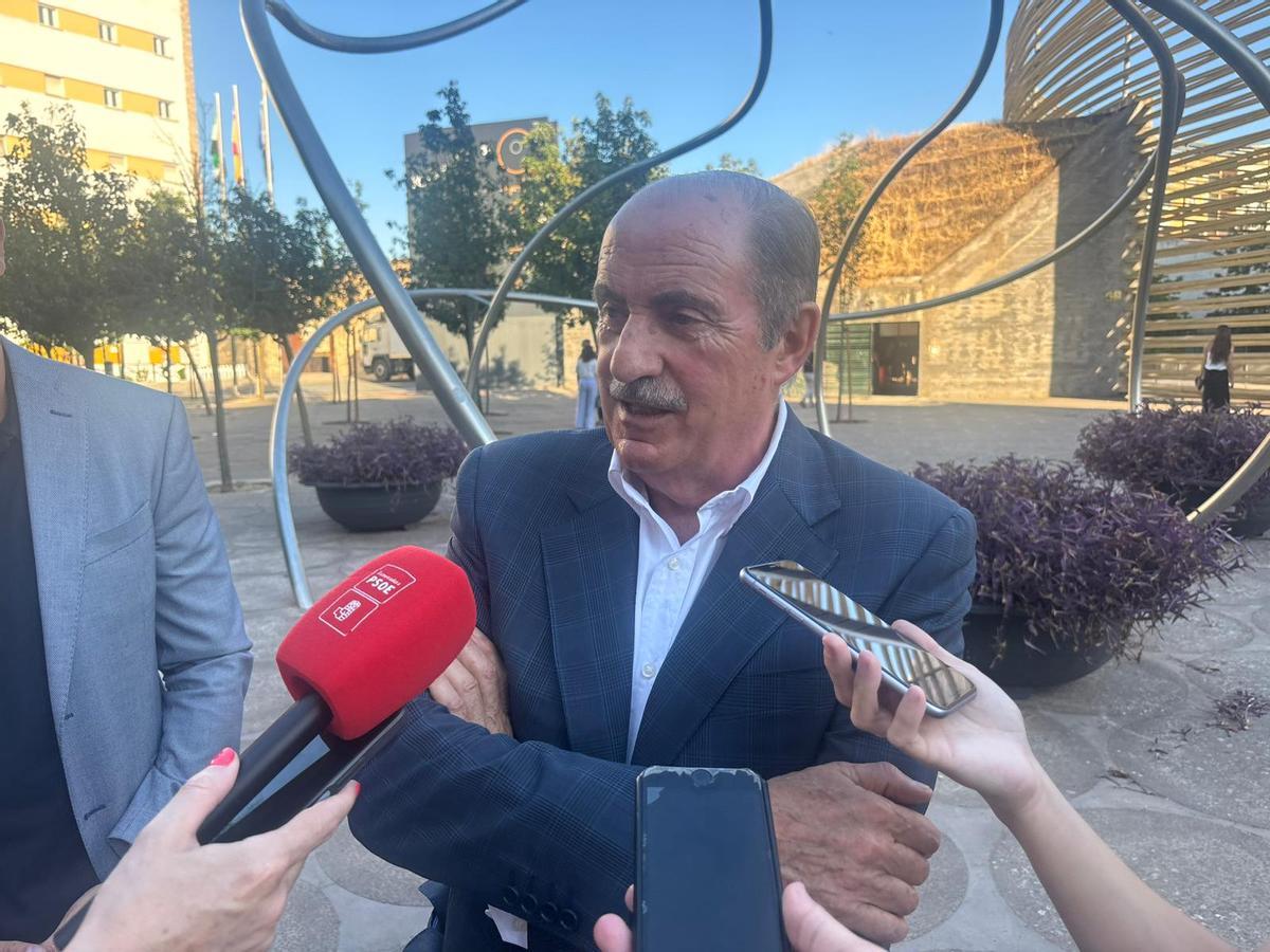 El histórico dirigente socialista extremeño Paco Fuentes instantes antes del acto conmemorativo del 50 aniversario de la reconstitución del PSOE en Badajoz.