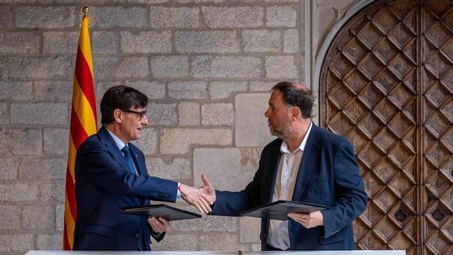 El president, Salvador Illa, i el líder d’ERC, Oriol Junqueras, firmant el pacte de pressupostos.