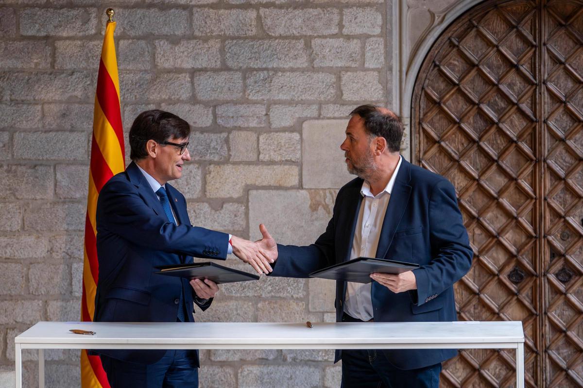 El president, Salvador Illa, y el líder de ERC, Oriol Junqueras, firmando el pacto de presupuestos.