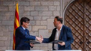 El president, Salvador Illa, y el líder de ERC, Oriol Junqueras, firmando el pacto de presupuestos.
