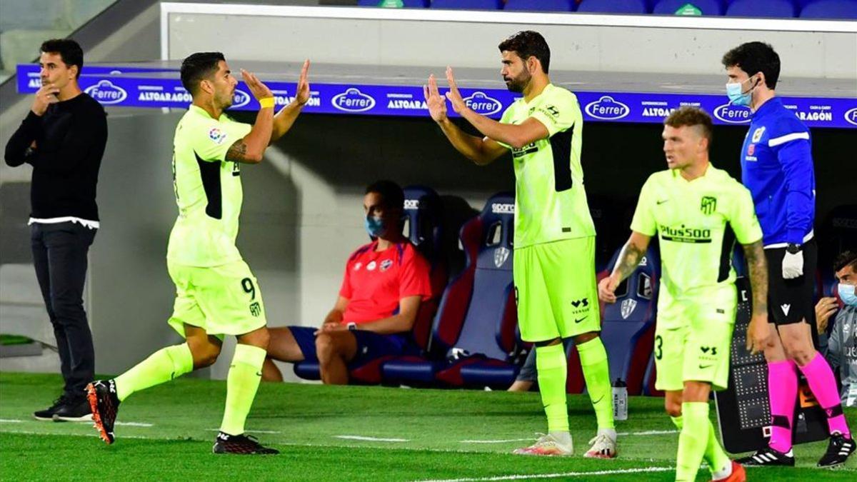 Suárez dejó su lugar en el campo a Costa en el último partido de Liga