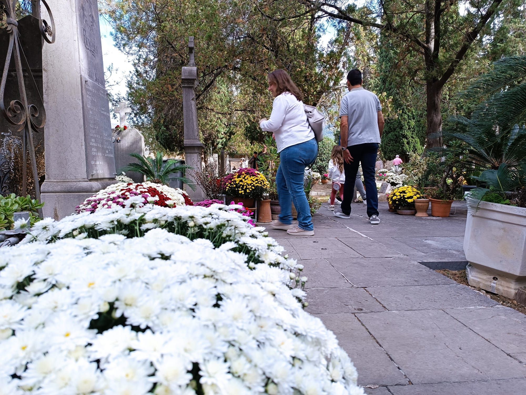 Miles de personas acuden a los cementerios de la Part Forana para honrar a sus difuntos, en imágenes