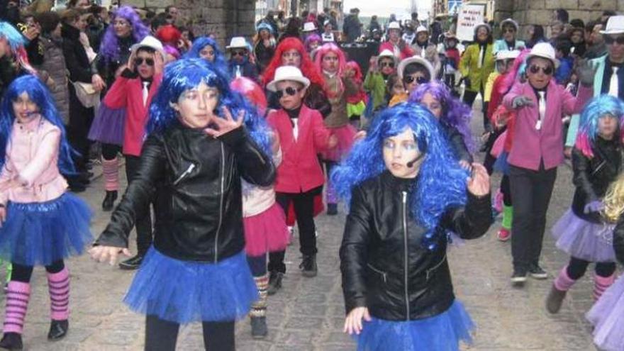 Los integrantes del grupo Toro Dance muestran al público que se congregó en las calles de Toro su coreografía &quot;carnavalera&quot;.