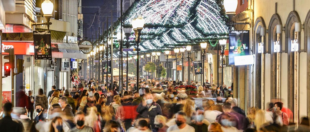 Vista de la calle Mayor de Triana en su plenitud -a la altura de la subida de San Pedro- a eso de las siete de la tarde en esta víspera de Reyes.