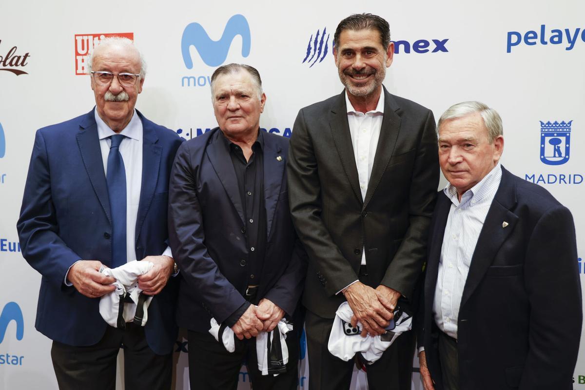 Los exseleccionadores españoles Vicente del Bosque (i), Jose Antonio Camacho (2i), Fernando Hierro (2d) y Javier Clemente (d) durante la presentación de la edición 2026 del campus de fútbol de verano Vicente del Bosque Football Academy celebrada este miércoles en el Salón de Actos del Palacio de Cibeles de Madrid.