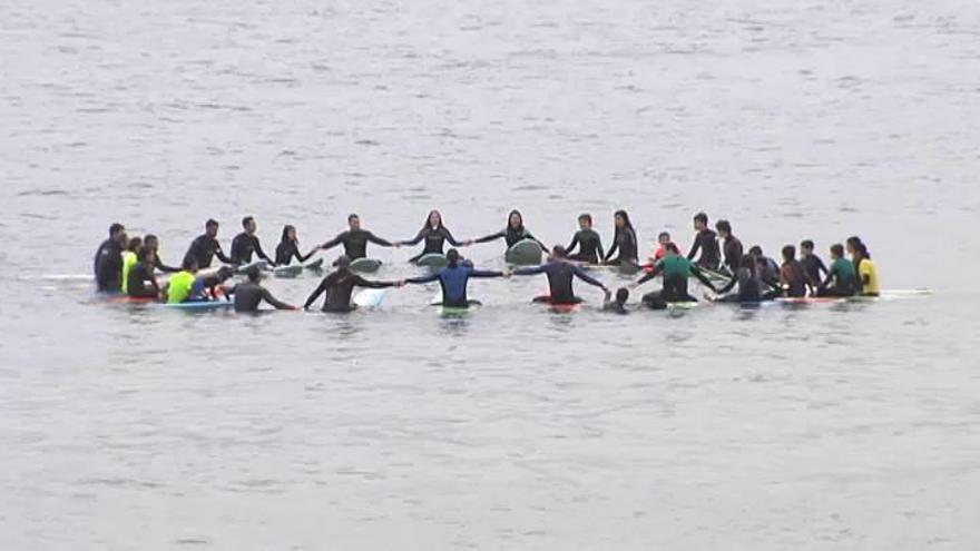 Emotivo homenaje a Ignacio Echevarría en la playa de El Sardinero en Santander