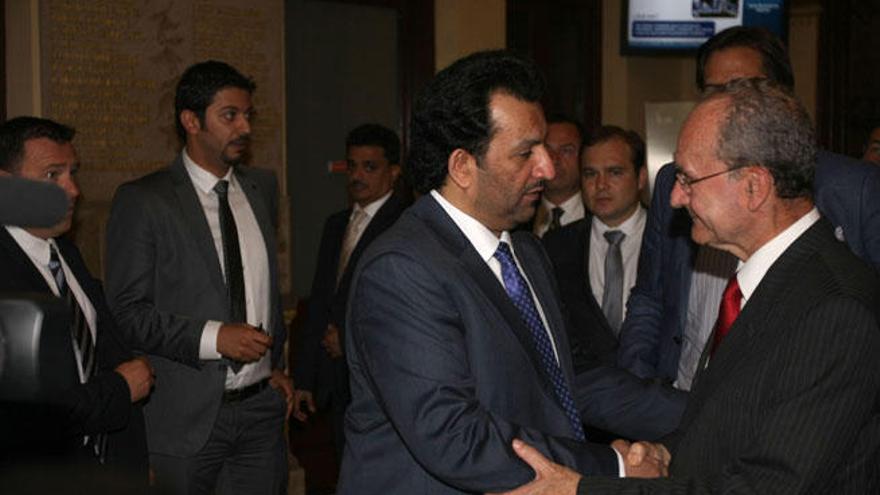 El jeque Al-Thani y el alcalde Francisco de la Torre se estrechan la mano el pasado lunes.