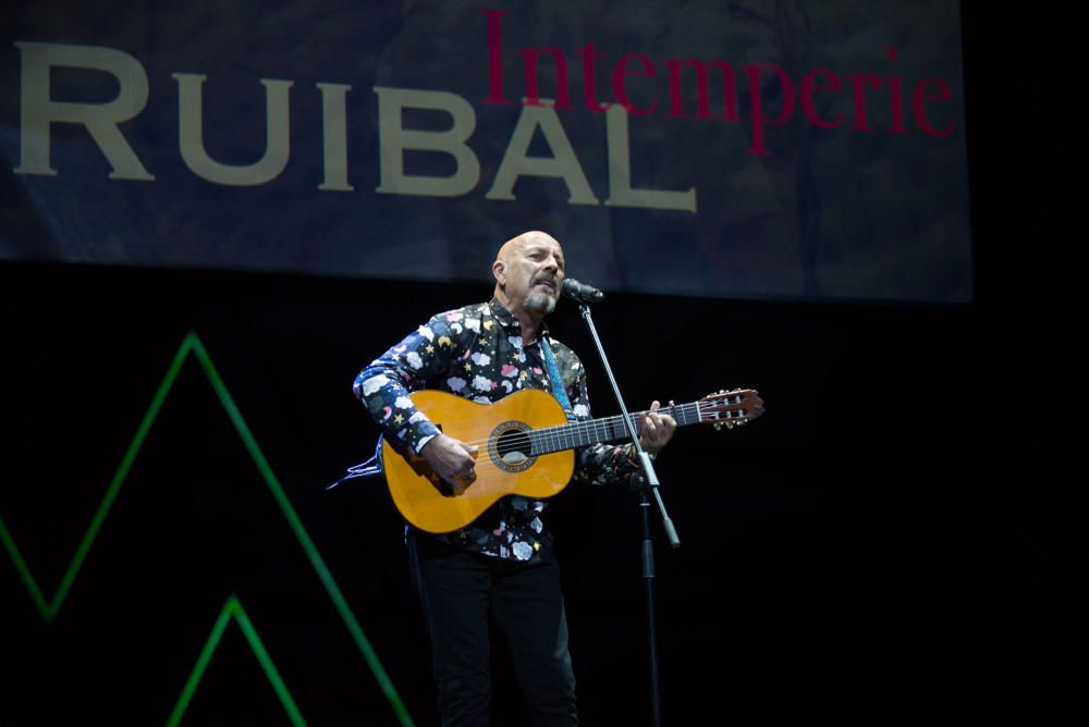 El Teatro Cervantes acogió una gala inaugural marcada por un aforo limitado, mascarillas por doquier y la ausencia de la tradicional y ambientada alfombra roja en sus aledaños.