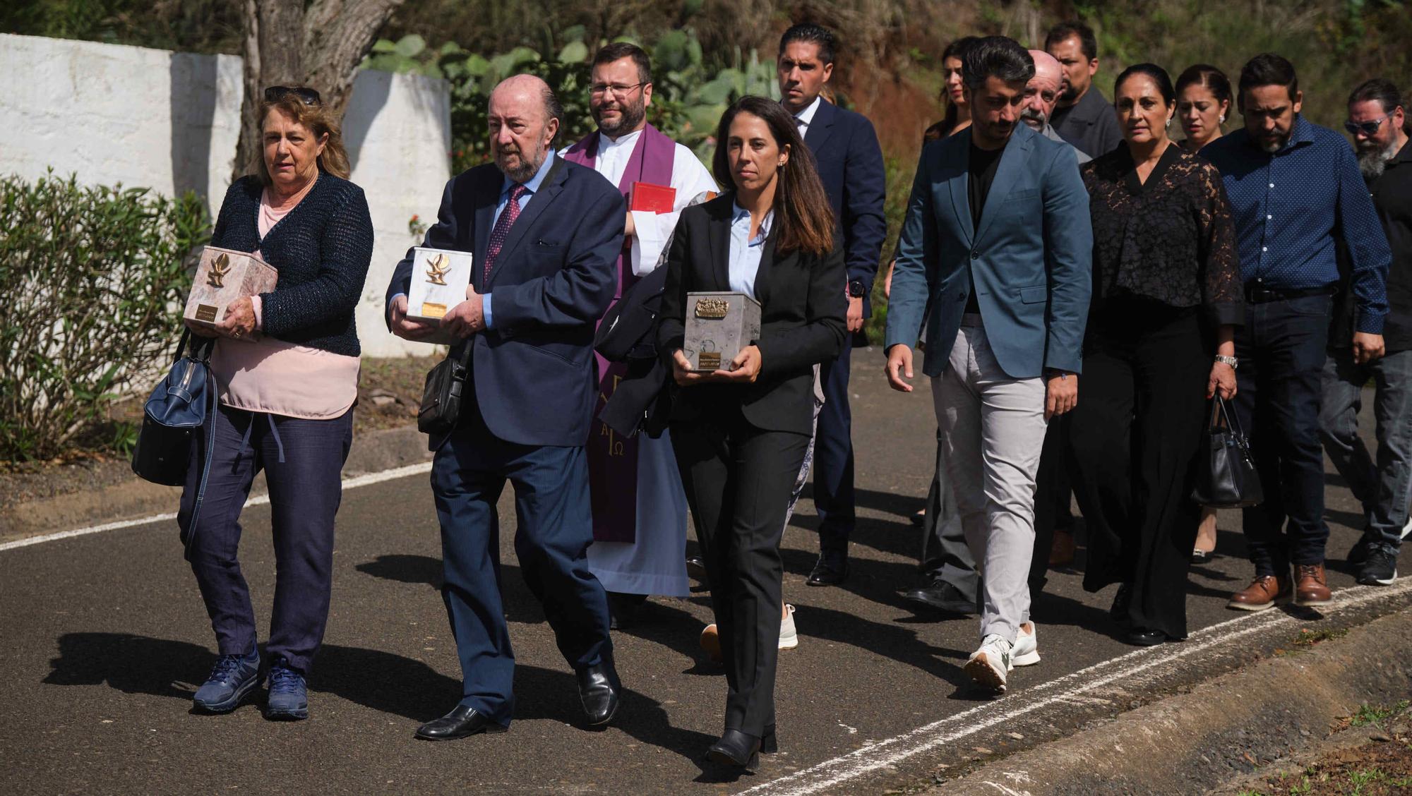 Entierro de los restos recuperados del físico Blas Cabrera Felipe en el cementerio de San Luis, La Laguna