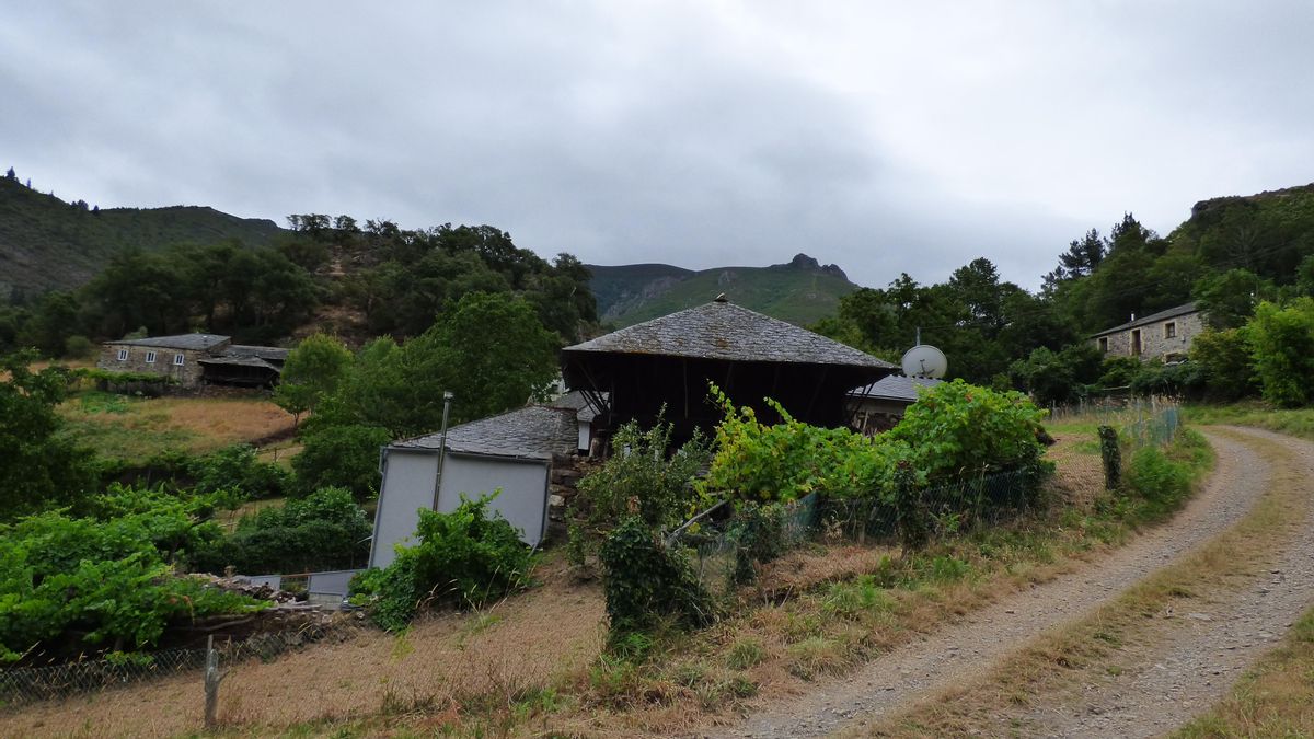 Pueblos guapos de Asturias: Riodeporcos (Ibias), al que se llega cruzando un puente