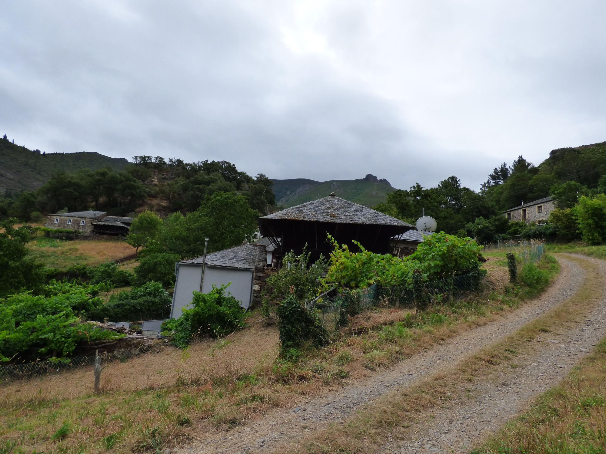 Pueblos guapos de Asturias: Riodeporcos (Ibias), al que se llega cruzando un puente