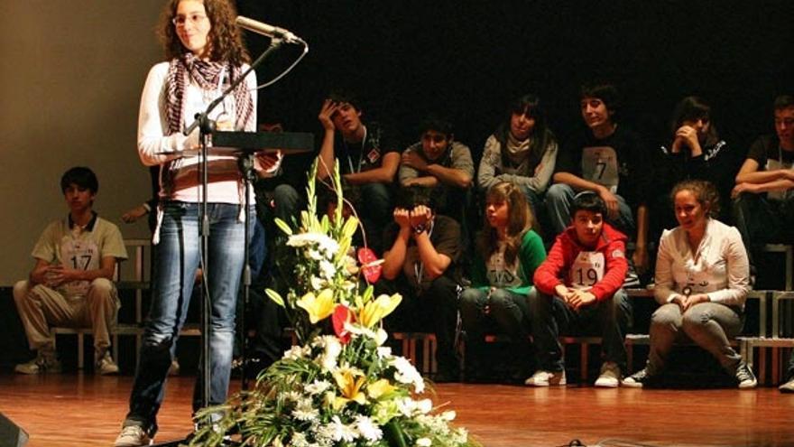 Una de las finalistas del concurso de &quot;Spelling Bee&quot; durante su intervención ante la antenta mirada del resto de participantes que se &quot;enfrentaron&quot; en el Cine Salesianos, ayer.