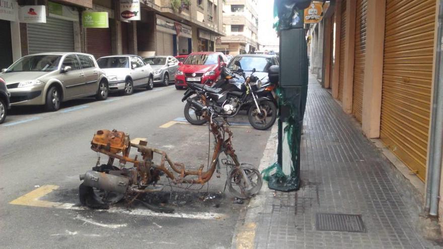 Una moto quemada lleva abandonada dos semanas