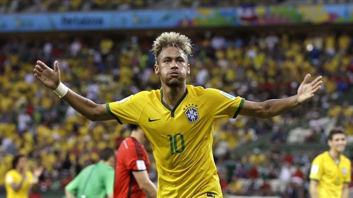 Neymar enardece al público brasileño en un partido del Mundial.