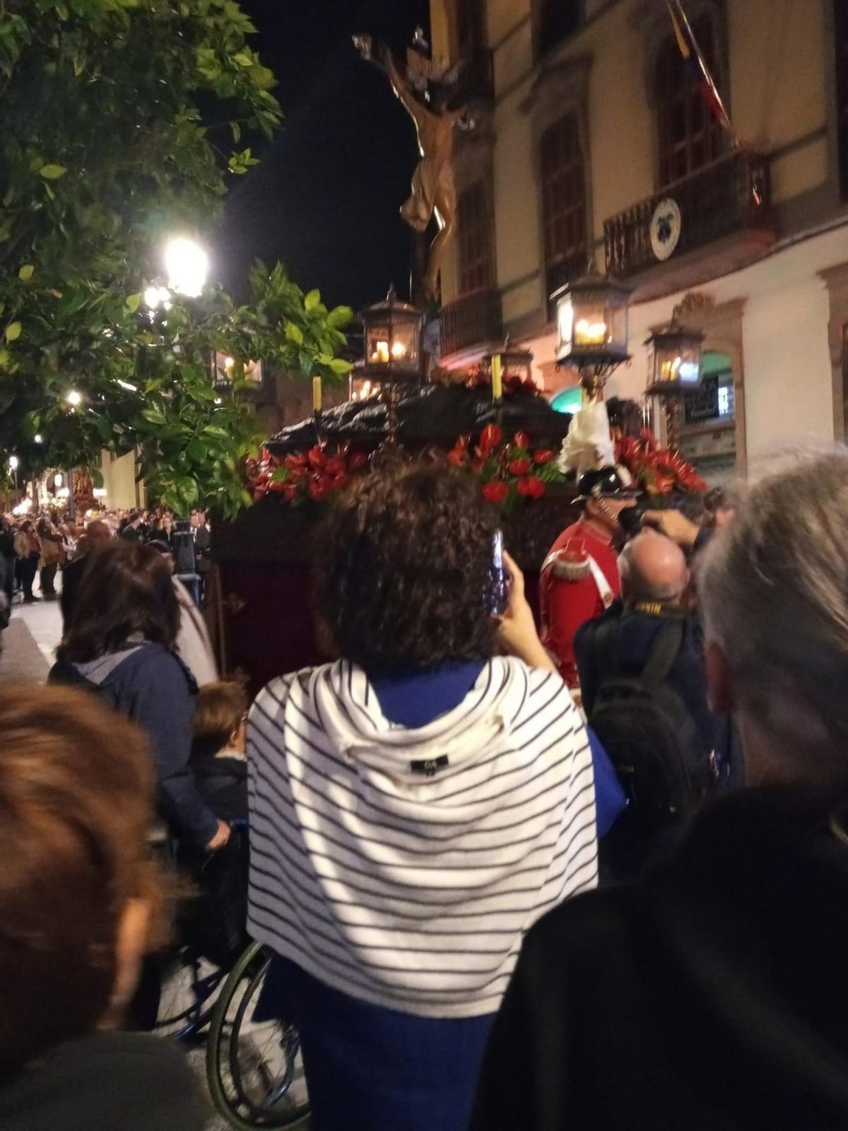 Momento en el que el trono del Cristo de la Vera Cruz se paró para buscar otras vías de acceso por la calle Obispo Codina, de Las Palmas de Gran Canaria.