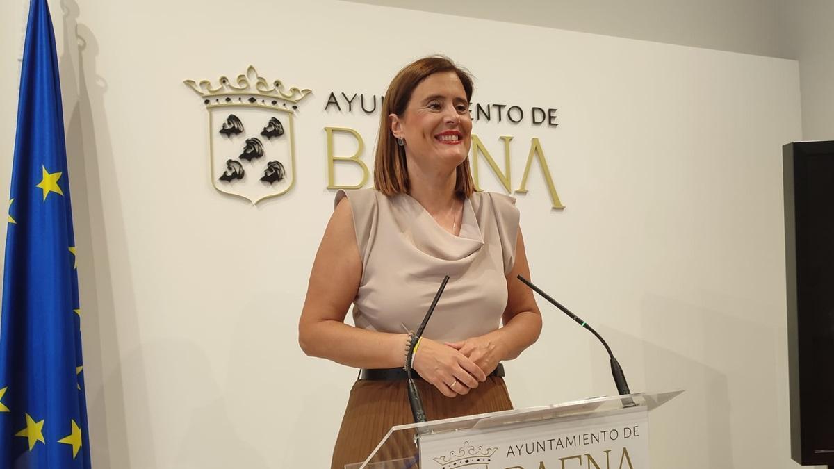 La exalcaldesa de Baena y concejal del PP en esa localidad cordobesa, Cristina Piernagorda, durante la ruedad de prensa donde ha anunciado que deja el acta de concejal.