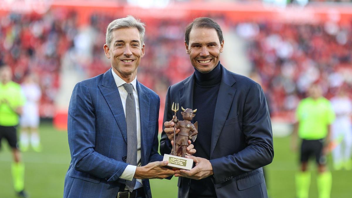 Alfonso Díaz, CEO de Negocio del Mallorca, entrega el 'Dimoni d'Honor' a Rafa Nadal.