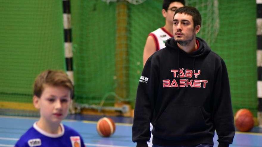 Gonzalo García se encuentra muy a gusto en el Taby Basket de Suecia. // FDV