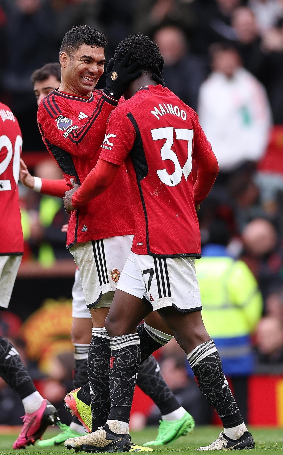 Casemiro con Mainoo durante un partido de Premier League