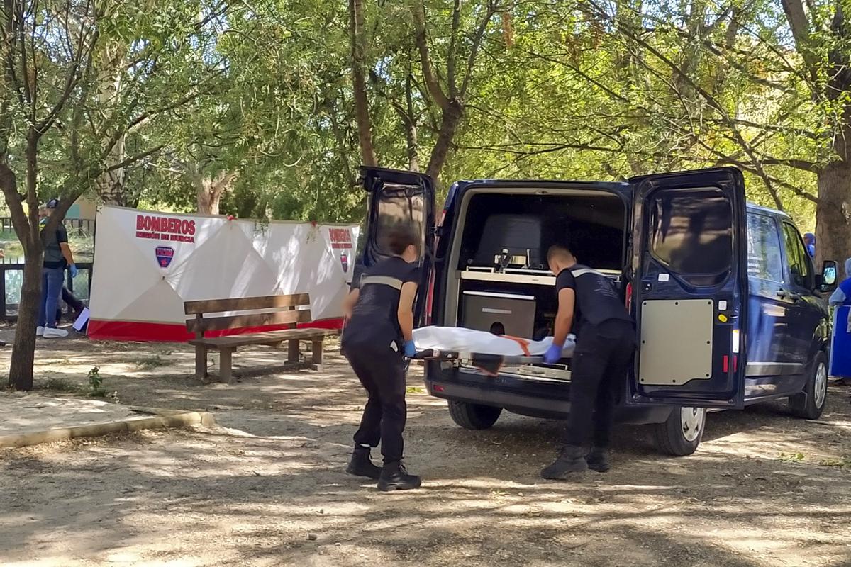 Levantamiento del cuerpo de la niña que murió al caer a un estanque en el paraje de La Muralla de Caravaca