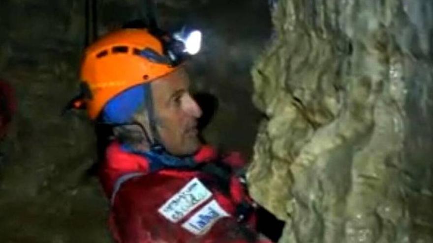 Calleja renuncia al reto de bajar a la cueva más profunda del mundo
