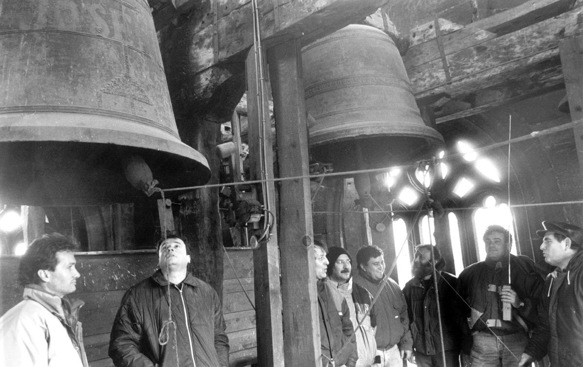 Trabajadores de Duro Felguera en el campanario de la Catedral de Oviedo