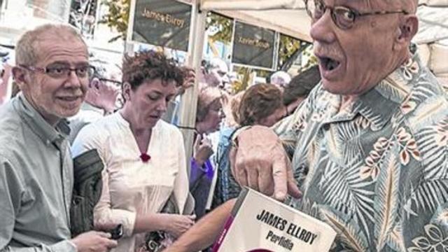 James Ellroy bromea mostrando un ejemplar de su última novela.