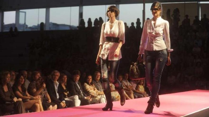 Dos modelos de la pasarela de moda que se celebró ayer en el pabellón polideportivo de Arteixo / juan varela