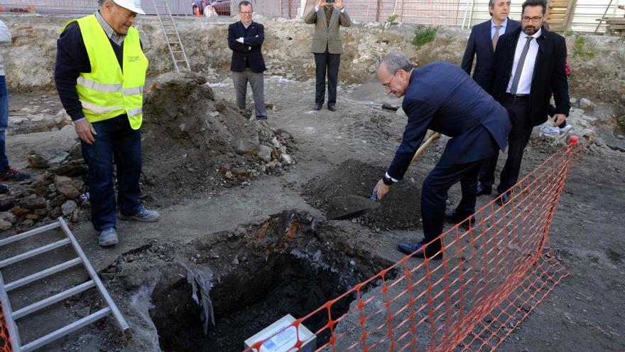 El alcalde, ayer, colocando la primera piedra de los pisos de la calle Calvo. la opinión