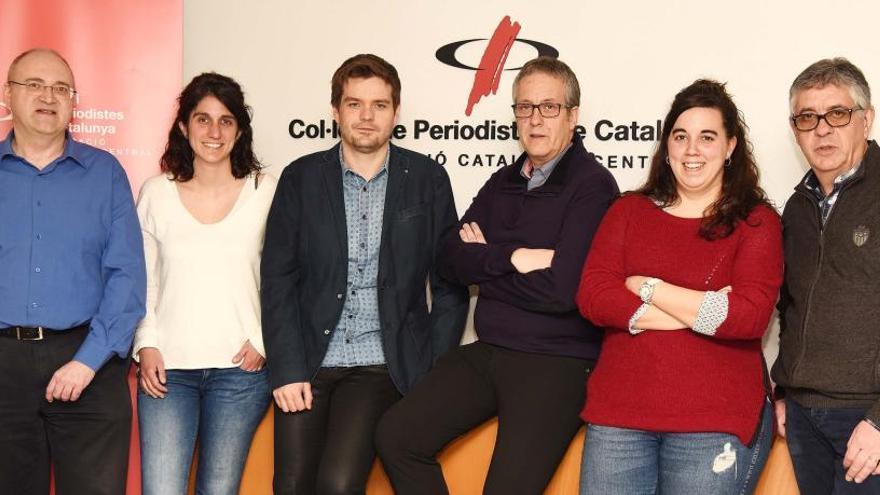 La nova junta de la demarcació de la Catalunya central del Col·legi de Periodistes. D&#039;esquerra a dreta, Jesús Sagués, Mar Martí, Abel Gallardo, Enric Badia, Noemí Badrenas i Salvador Redó