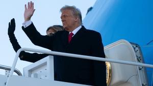 Trump, en la escalinata del Air Force One, en su último día en la presidencia.