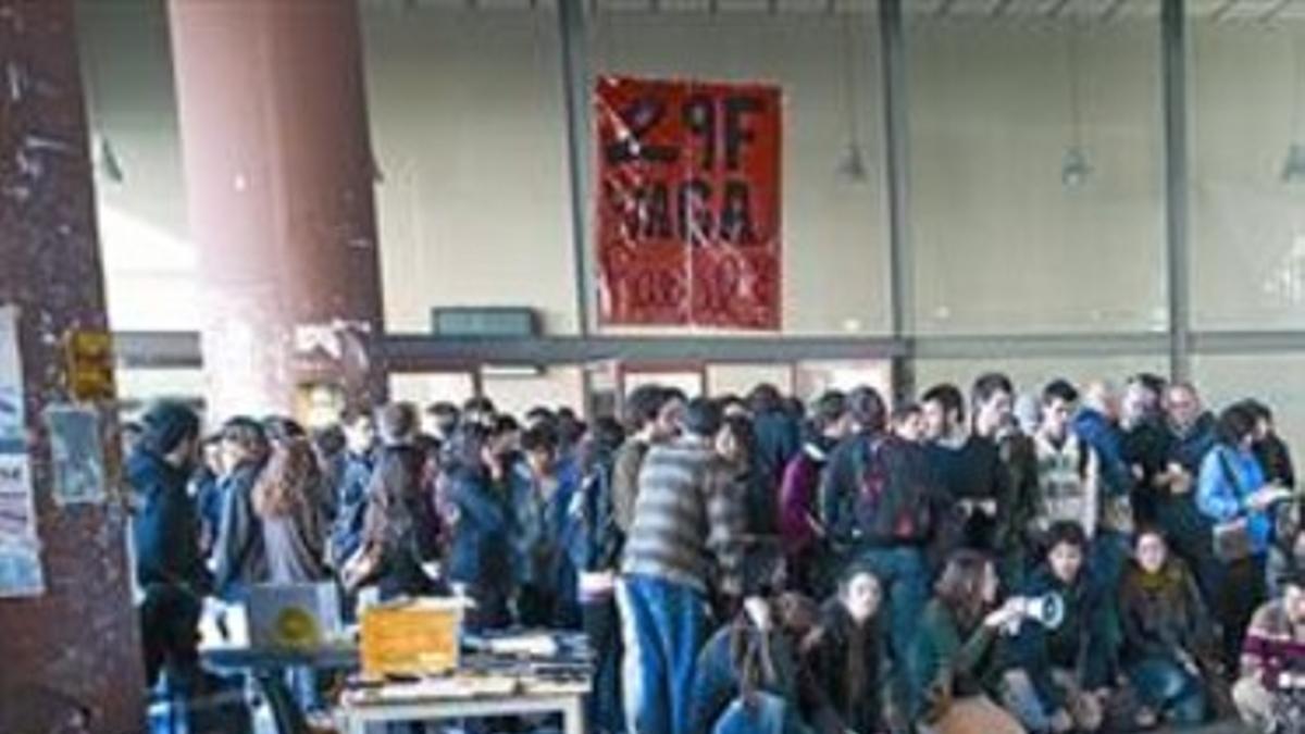 Una asamblea de estudiantes, ayer, en el campus del Raval de la UB.