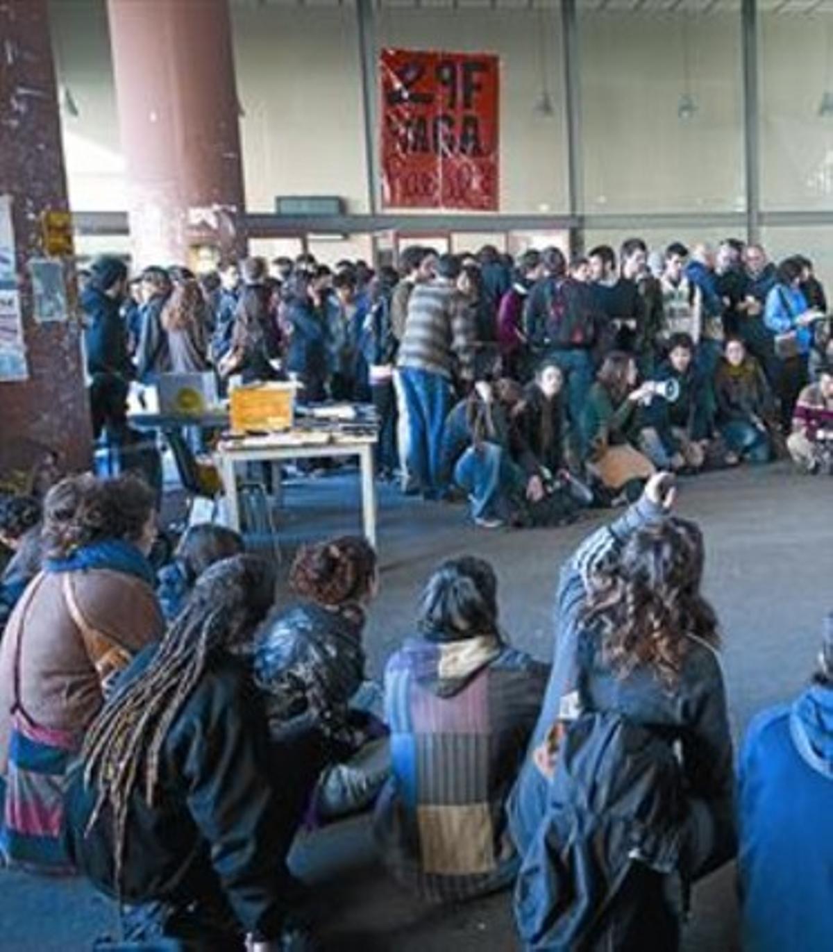 Una assemblea d’estudiants, ahir, al campus del Raval de la UB.