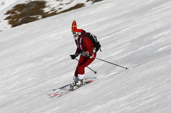 Esquiadores disfrazados de Papá Noel para inaugurar la temporada en Verbier (Suiza)