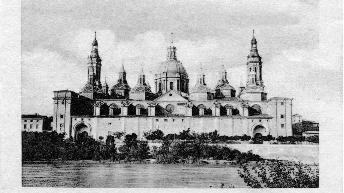 Imagen de la Basílica del Pilar sin dos de las torres que posteriormente se construirían.
