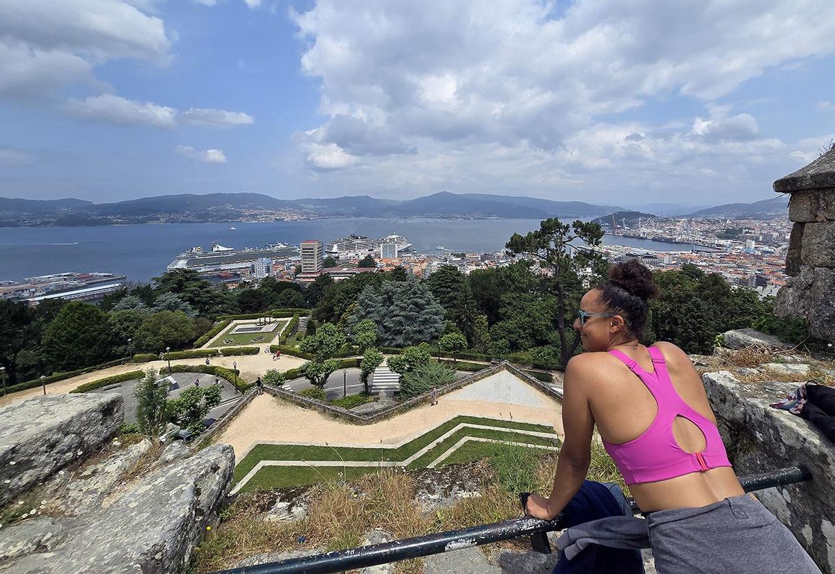 Imagen de la torre del Concello, parte del puerto y de la ría de Vigo desde el mirador de O Castro
