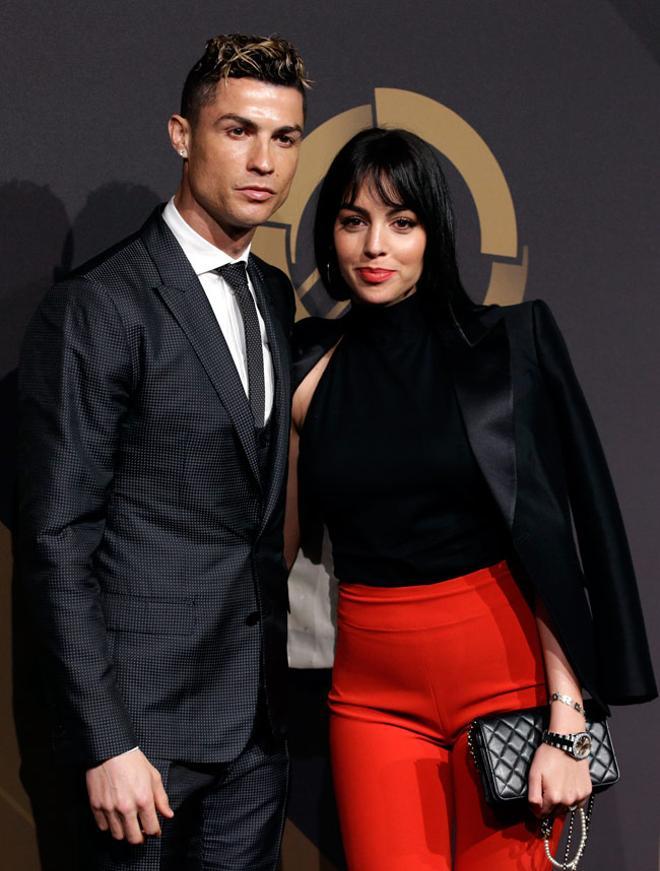 Cristiano Ronaldo y Georgina Rodríguez, con pantalón de talle alto rojo y top negro
