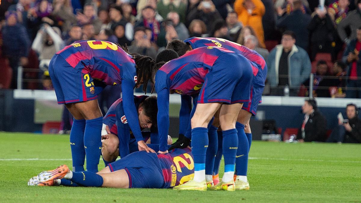 Los compañeros atienden a Olmo, lesionado tras marcar el 2-1