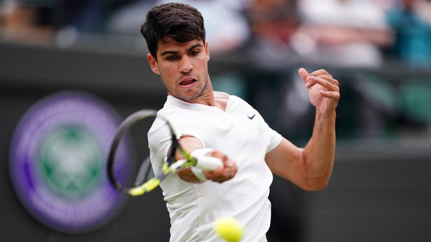Alcaraz impone su ley para entrar en la tercera ronda de Wimbledon