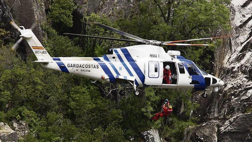 Operación de rescate con el helicóptero &#039;Pesca 1&#039;.