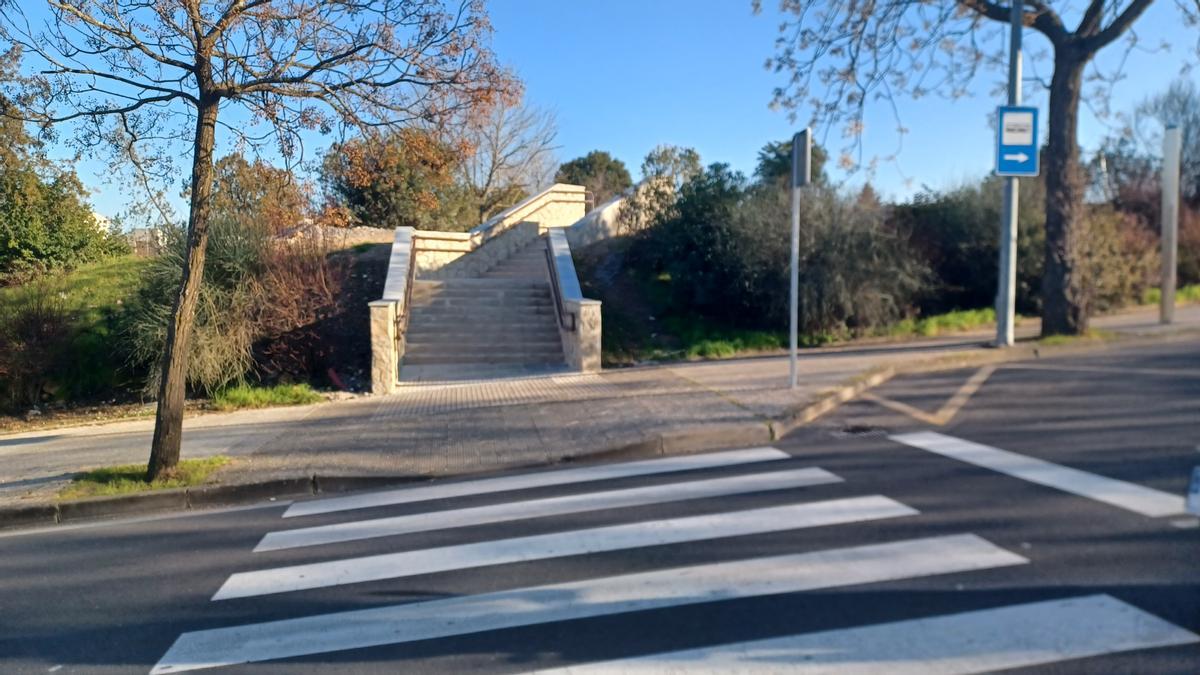 Acceso desde el nuevo aparcamiento disuasorio a la avenida de Extremadura, frente al cementerio, sin rampa.