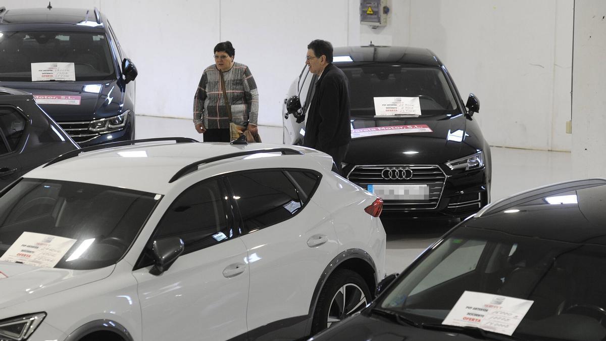 Salón de vehículos de ocasión en A Estrada.