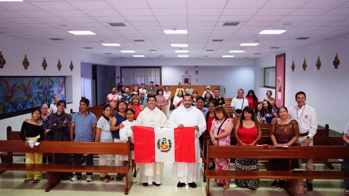 Comunidad peruana en Gran Canaria. El Padre Willian junto a la agrupación en honor al Señor de los Milagros.