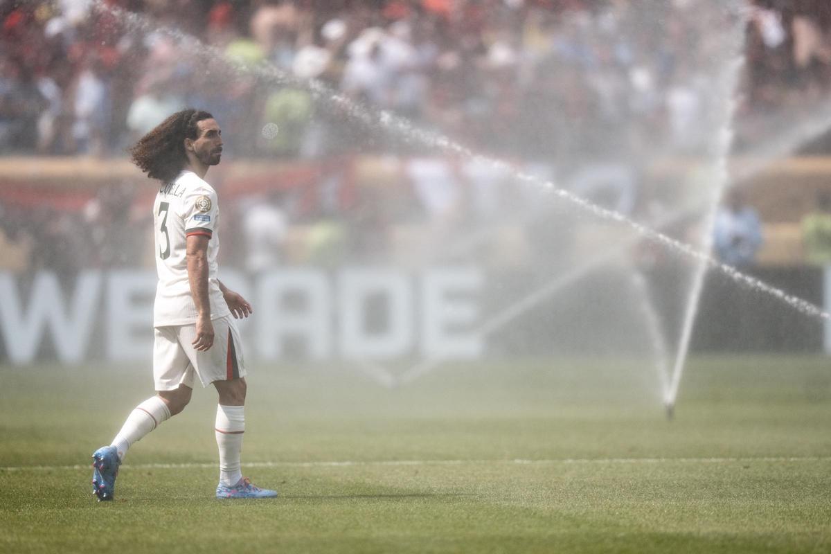 Marc Cucurella, jugador del Chelsea, en el césped del Lincoln Financial Field de Filadelfia, donde se jugó el partido contra el Flamengo en condiciones extremas.